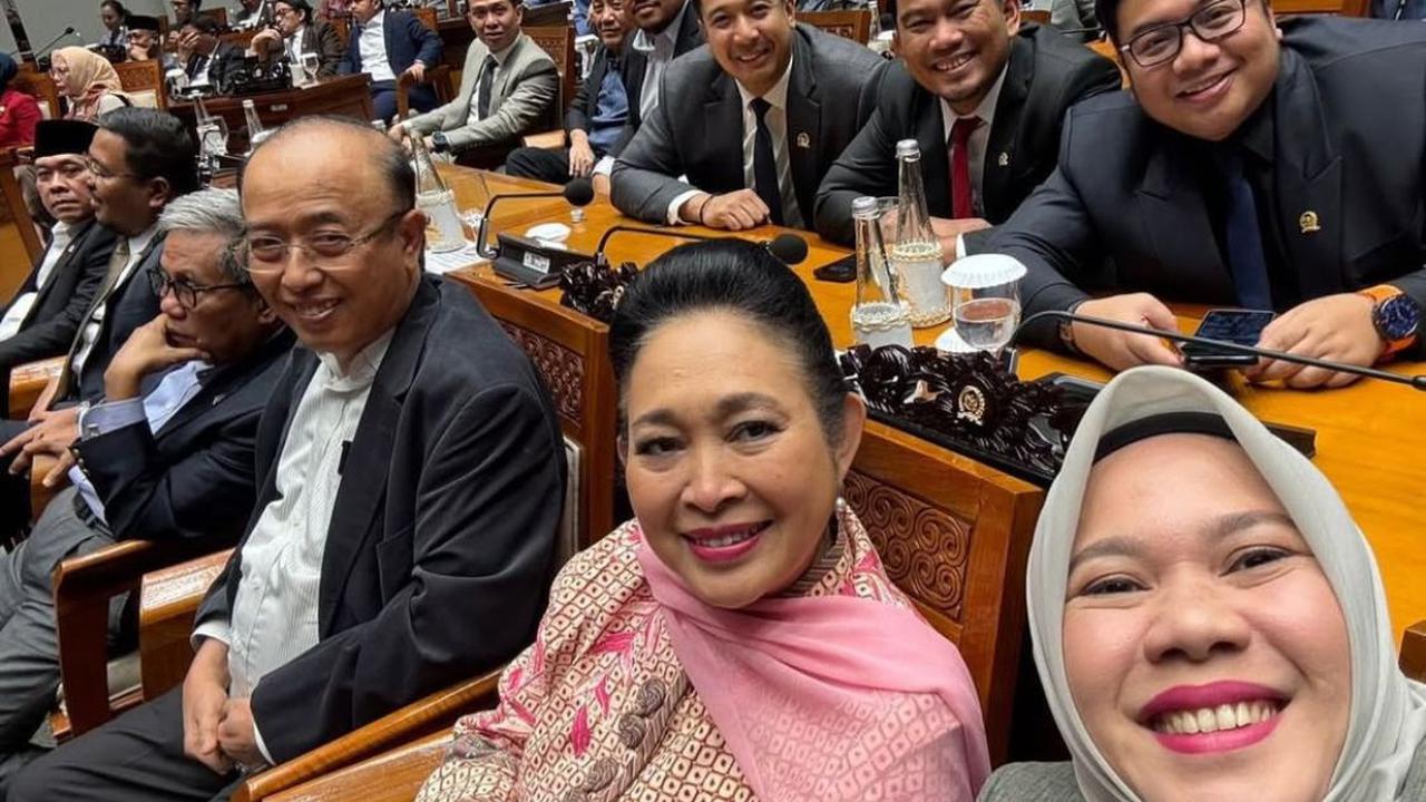 Titiek Soeharto Hadiri Rapat Paripurna DPR RI, Gaya Serba Pink Curi Perhatian!
