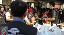 Petugas pasar murah melayani warga saat gelaran Pasar Murah Ramadan di Mesjid Jami Luar Batang, Jakarta, Kamis (9/7/2015). Pasar Murah Ramadan dimulai dari 29 Juni - 16 Juli 2015. (Liputan6.com/Faizal Fanani)