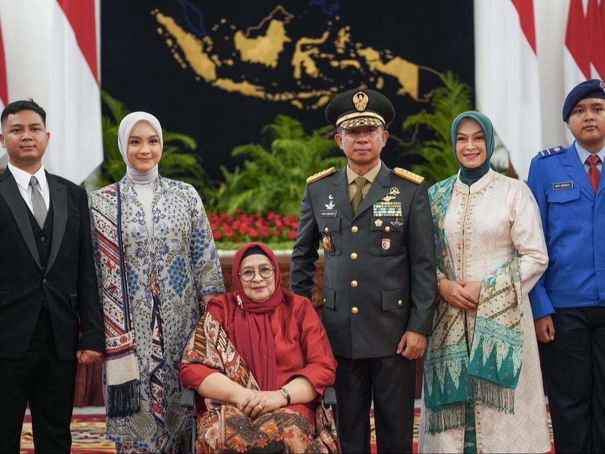 Pada upacara pelantikannya, Agus Subiyanto ditemani oleh keluarga tercinta. Terlihat, istri, anak-anak dan sang ibu hadir di mome spesial itu.<br><br>Pada potret yang dibagikan, paras istri Letjen Agus, Evi Sophia Indra dengan putrinya bikin salah fokus. 