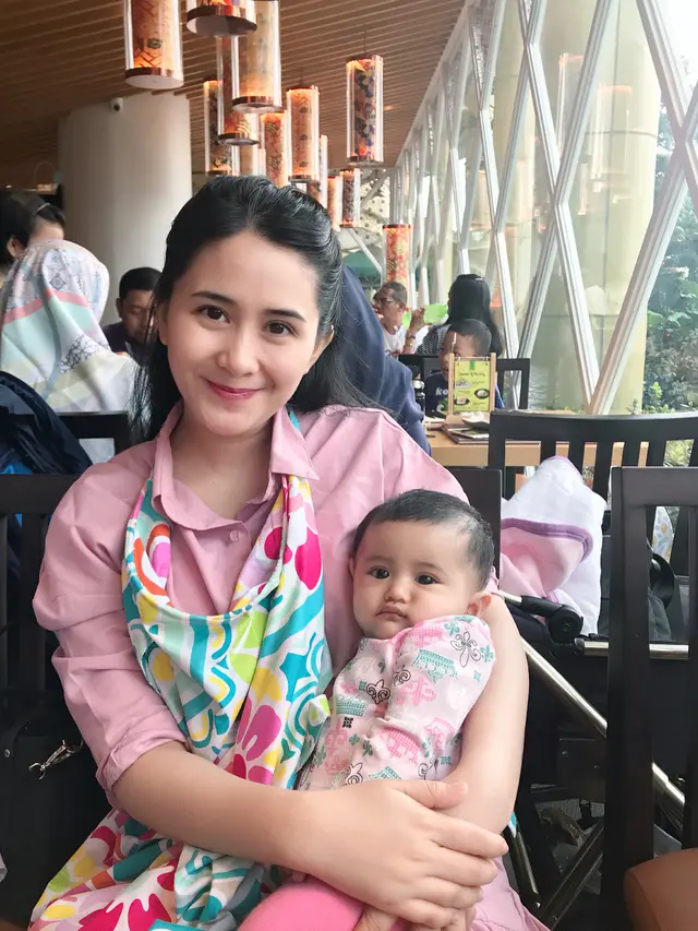 [Bintang] Keluarga Ryana Dea dan Puadin Redi
