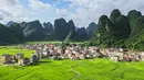 Foto dari udara menunjukkan pemandangan ladang di Desa Chonglou, Wilayah Otonom Etnis Maonan Huanjiang, Daerah Otonom Etnis Zhuang, Guangxi, China, 25 Mei 2020. Ada puluhan suku minoritas yang diakui oleh China bermukim di daerah ini. (Xinhua/Cao Yiming)