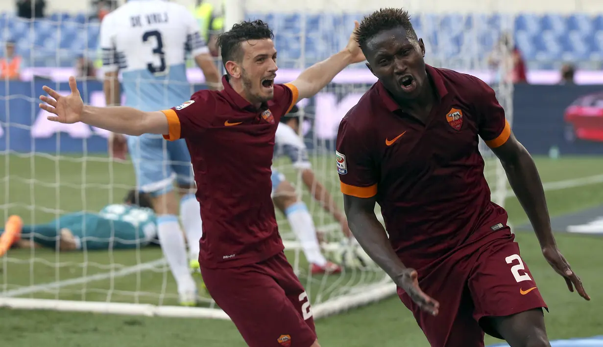 Bek AS Roma, Mapou Yanga-Mbiwa melakukan selebrasi usai mencetak gol ke gawang Lazio pada laga liga Serie A italia di Stadion Olimpico, Itali, Selasa dini hari (26/5/2015). Lazio menyerah 0-1 dari AS Roma. (Reuters/Alessandro Bianchi)