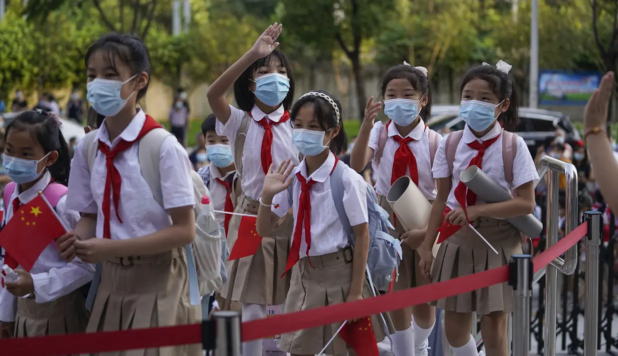 Siswa tiba di sekolah pada hari pertama semester baru di Wuhan, Provinsi Hubei, China, 1 September 2021. Pemerintah China memutuskan pemberlakuan belajar tatap muka setelah percaya diri menangani pandemi COVID-19. (STR/AFP)