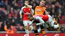 Pemain Arsenal, Theo Walcott (kanan), dilanggar pemain Hull City, Shaun Maloney dalam putaran kelima Piala FA Inggris di Stadion Emirates, London, Inggris, Sabtu (20/2/2016). (Reuters/Hannah McKay)