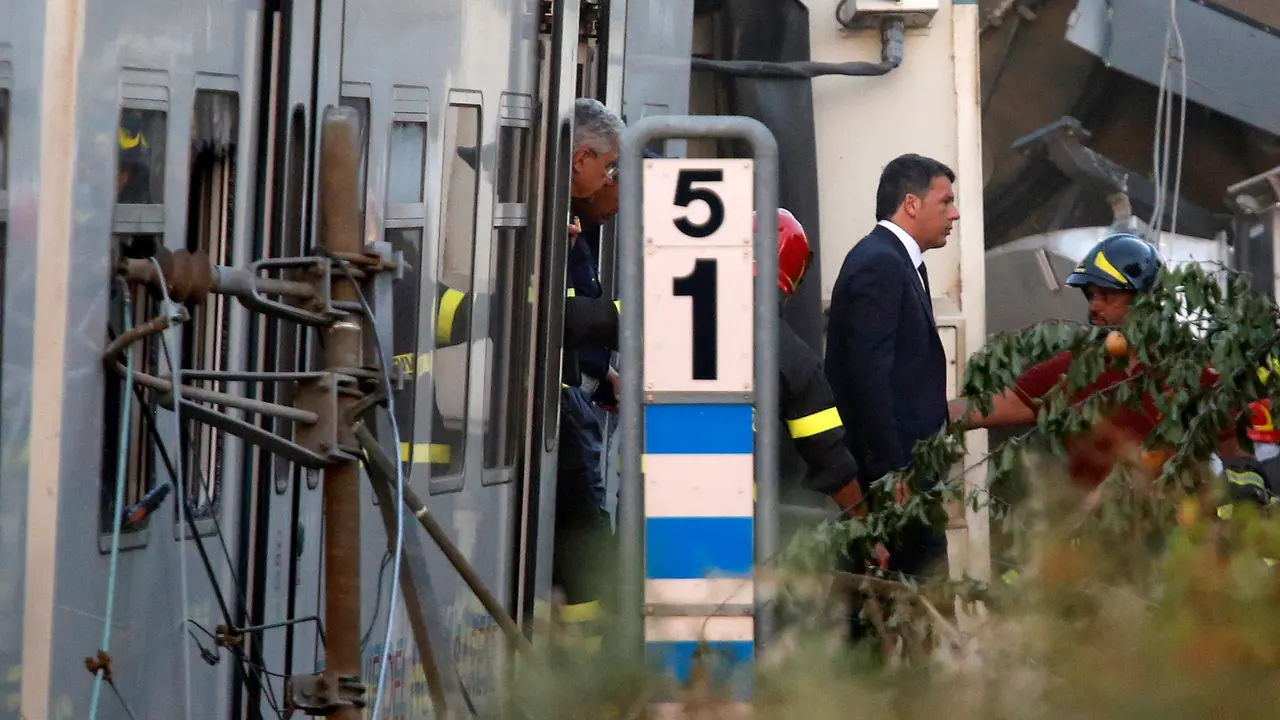PM Italia Matteo Renzi mengunjungi lokasi tabrakan maut 2 kereta di negaranya. (Reuters)
