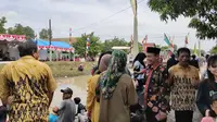 Kepala Desa Kalianyar Kabupaten Cirebon Abdul Nasir dialog dengan warga disela agenda mancing bareng usai menggelar Pilkades. Foto (Liputan6.com / Panji Prayitno)