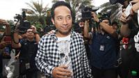 Komedian sekaligus presenter Denny Cagur mendatangi Polda Metro Jaya, Jakarta, Senin (21/3/2016). Deni dipanggil Polda Metro sebagai saksi terkait kasus penghinanaan lambang negara oleh penyanyi dangdut Zaskia Gotik. (Liputan6.com/Immanuel Antonius)