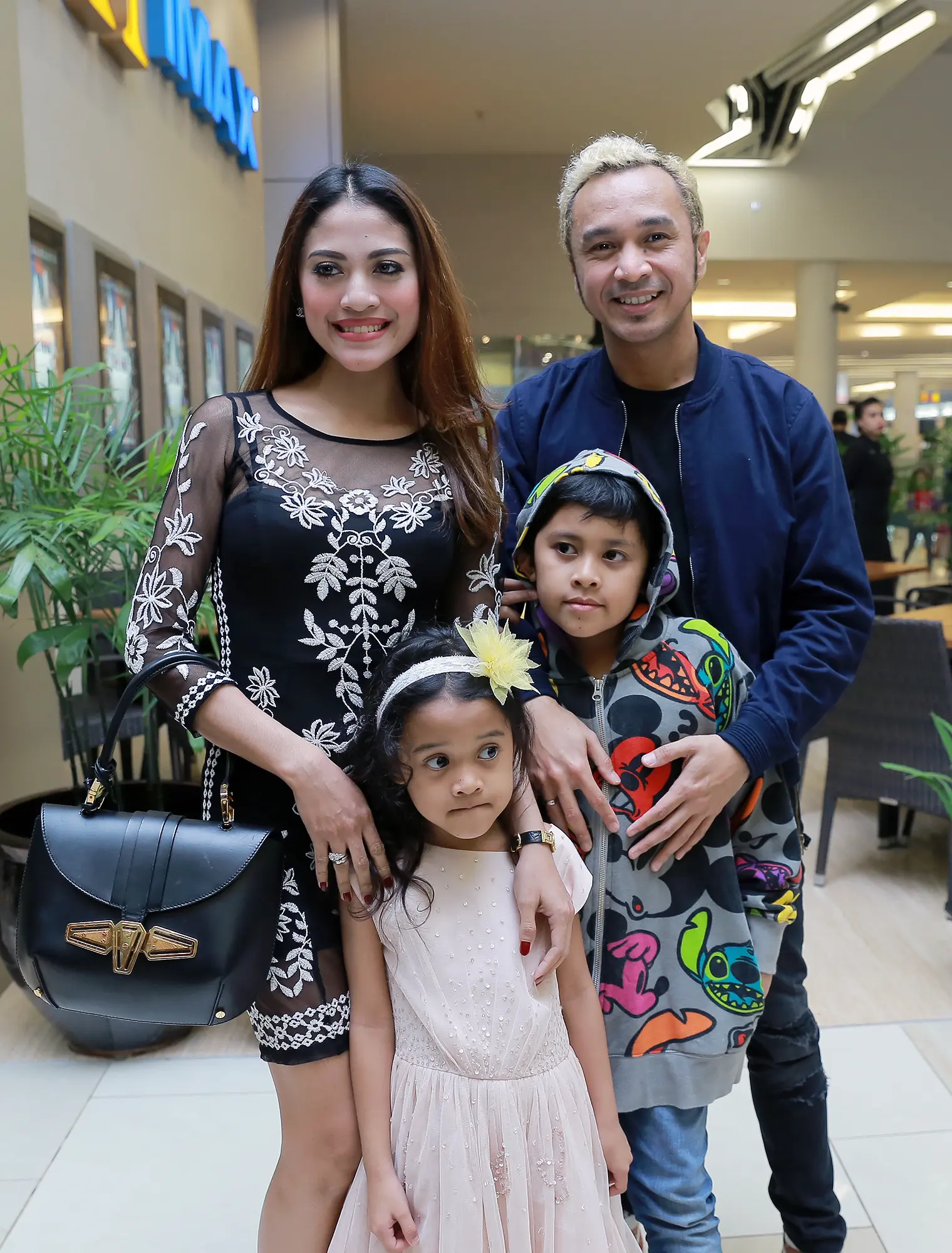 Giring Nidji dan keluarga. (Adrian Putra/Bintang.com)
