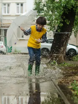 Tips agar Anak Tidak Sakit Setelah Bermain Hujan-hujanan