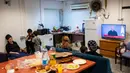 Warga Israel mengatakan tempat perlindungan seringkali hanya seperti perpanjangan dari rumah, kadang-kadang berfungsi seperti ruang tamu atau kamar tidur, sementara yang lain hanya dilengkapi dengan sedikit perabotan. Seringkali mereka memiliki pintu baja dengan kunci yang diperkuat, dinding beton tebal, dan jendela yang terbuat dari kaca antipecah. (AP Photo/Bernat Armangue)
