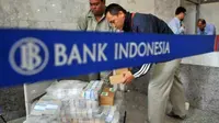 Petugas mengangkat uang ke dalam troli di Bank Indonesia, Jakarta, Rabu (10/8). Sepanjang bulan Juli 2011, nilai tukar rupiah terhadap dolar AS mengalami penguatan hingga 0,95 persen.(Antara)
