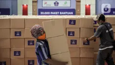 Relawan Gugus Tugas Percepatan Penanganan COVID-19 memindahkan kotak berisi sembako di GOR Gelanggang Remaja, Jakarta, Senin (18/5/2020). Relawan Gugus Tugas Percepatan Penanganan COVID-19 membagikan 30.000 paket bantuan kepada warga Jabodetabek yang terdampak COVID-19. (Liputan6.om/Faizal Fanani)