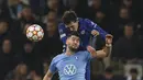 Penyerang Malmo, Antonio Čolak berebut bola dengan bek Chelsea, Andreas Christensen pada matchday keempat Grup H Liga Champions di Eleda Stadion, Rabu (3/11/2021) dini hari WIB. Hakim Ziyech membawa Chelsea menang dengan skor tipis 1-0 atas Malmo. (Andreas Hillergren/TT News Agency via AP)