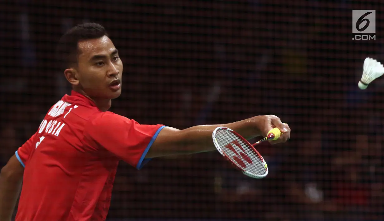 Tunggal Putra Indonesia, Tommy Sugiarto mengembalikan kok ke arah Lee Chong Wei (Malaysia) di putaran pertama Indonesia Open 2017, Jakarta, Rabu (14/6). Tommy kalah 21-13, 10-21, 18-21. (Liputan6.com/Helmi Fithriansyah)