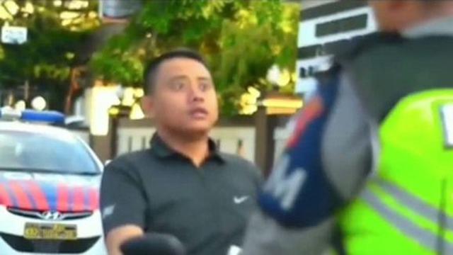 Tak Pakai Helm, Pelanggar Ini Tantang Polisi Main Truth or Dare