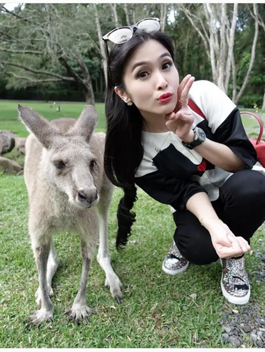 Pemeran Indah dalam sinetron Cinta Indah Season 2, sedang bergaya untuk foto bersama kanguru. (Instagram/@sandradewi88)