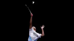 Pebulu tangkis tunggal putra Indonesia, Anthony Sinisuka Ginting berusaha mengembalikan kok ke arah pebulu tangkis Denmark, Victor Axelsen pada laga perempat final All England 2024 di Utilita Arena Birmingham, Inggris, Jumat (15/03/2024). (AP Photo/PA/Bradley Collyer)