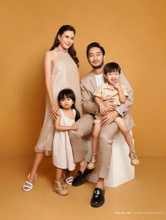 <p>Di family portrait terbaru, Syahnaz Sadiqah tampil kompak dengan keluarga kecilnya. Ia sendiri tampil cantik elegan mengenakan dress cokelat dengan detail halter-neck. [Foto: Instagram/syahnazs]</p>