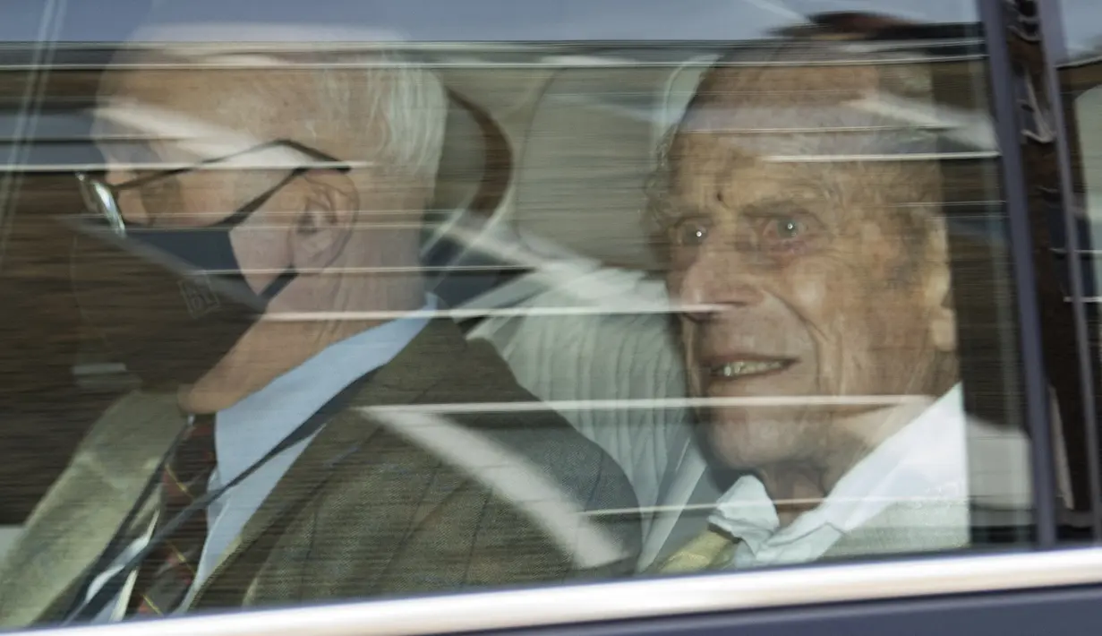 Duke of Edinburgh Pangeran dari Kerajaan Inggris meninggalkan Rumah Sakit Prince Edward VII di pusat kota London pada Selasa (116/3/2021). Suami Ratu Elizabeth II yang berusia 99 tahun itu dirawat di rumah sakit selama empat pekan terkait infeksi dan operasi jantung. (Glyn KIRK / AFP)