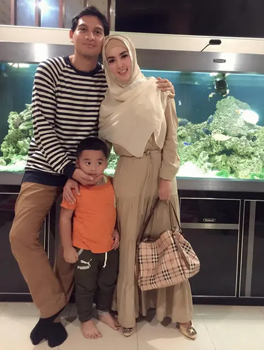 Tidak ada lagi kemesraan pasangan Lucky Hakim dan Tiara Dewi. Kemesraan berlangsung singkat hanya hitungan bulan. Gugatan cerai Lucky menjadi puncak kabar tak sedap belakangan ini. (Instagram/tiaradewireal)