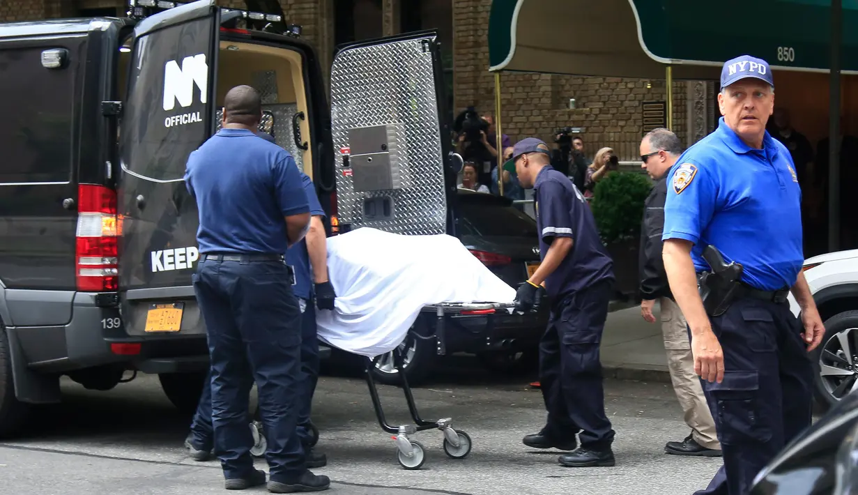 Jasad desainer ternama Kate Spade dipindahkan dari apartemennya ke dalam mobil ambulans di Park Avenue, New York. Selasa (5/6). Perancang busana dan tas tersebut meninggal diduga karena bunuh diri pada usia 55 tahun. (AP Photo/Bebeto Matthews)