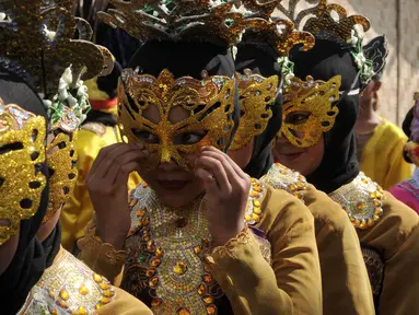 Para penari Topeng sebelum pentas di acara pembukaan kegiatan Muhammadiyah Expo 2015 di Monas Jakarta, Kamis (28/5/2015). Kegiatan tersebut merupakan rangkaian kegiatan pendukung Muktamar Muhammadiyah ke-47 . (Liputan6.com/Johan Tallo)