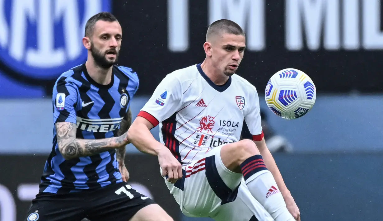 Gelandang Cagliari, Razvan Marin (kanan) mengontrol bola dibayangi gelandang Inter Milan, Marcelo Brozovic dalam laga lanjutan Liga Italia 2020/2021 pekan ke-30 di San Siro Stadium, Milan, Minggu (11/4/2021). Cagliari kalah 0-1 dari Inter Milan. (AFP/Alberto Pizzoli)