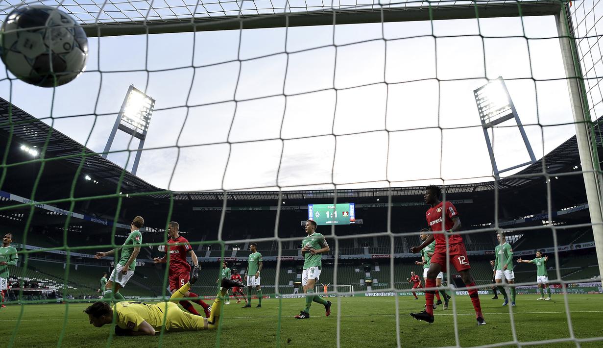Pemain Bayer Leverkusen, Kai Havertz, mencetak gol ke gawang Werder Bremen pada laga Bundesliga di Weserstadion, Bremen, Senin (18/5/2020). Bayer Leverkusen menang 4-1 atas Werder Bremen. (AP/Stuart Franklin)