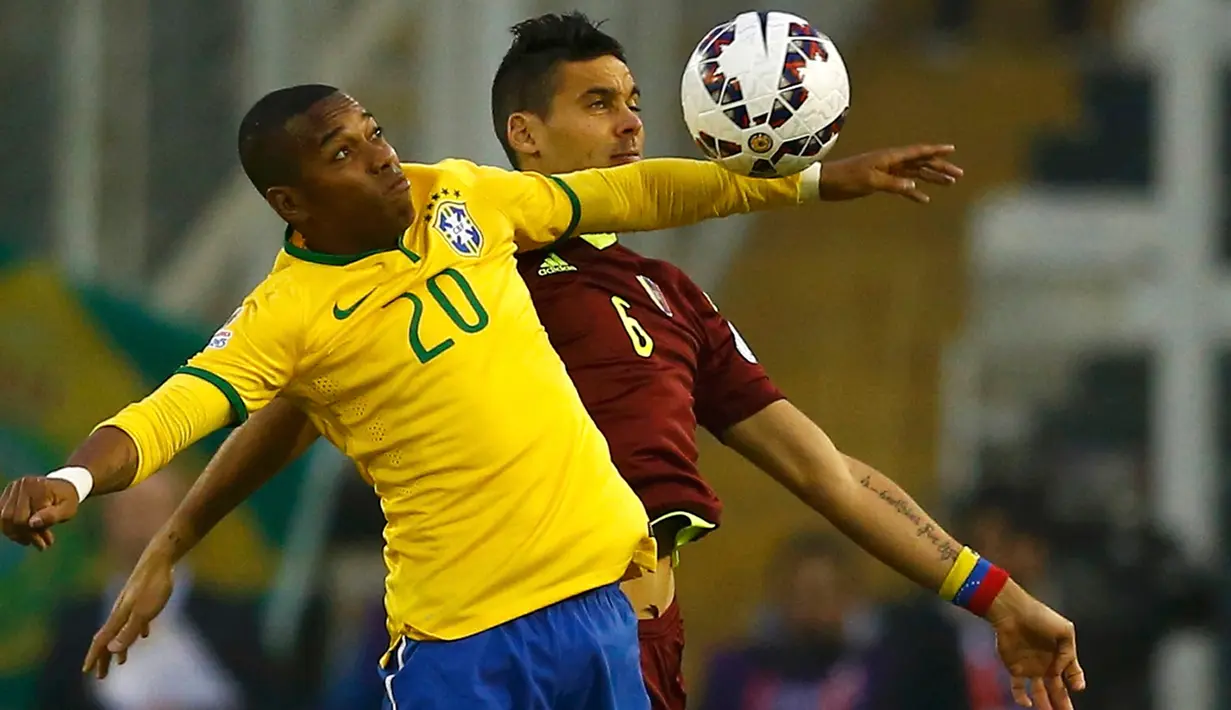 Penyerang Brasil, Robinho mengontrol bola dari kejaran bek Venezuela, Gabriel Cichero saat pertandingan Copa Amerika 2015 di Stadion Monumental David Arellano, Santiago, Chili, (22/6/2015). Brasil menang tipis 2-1 atas Venezuela. (REUTERS/Ivan Alvarado)