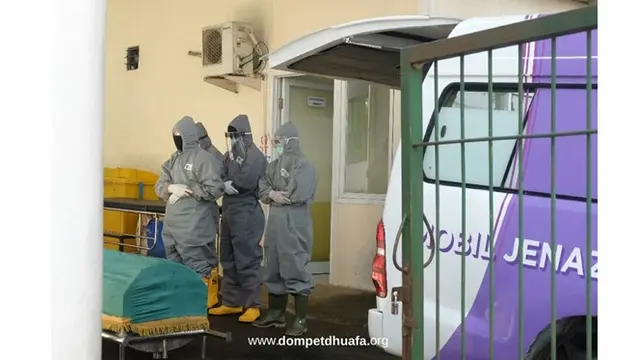 6 Potret Perjuangan Tenaga Medis Saat Rawat Pasien, APD Hingga Basah Kuyup