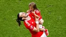 Wales unggul 1-0 atas Irlandia Utara di babak 16 besar Euro 2016 di Parc des Princes, Paris, Prancis, Minggu (26/6). Tampak Bale bermain bersama putrinya usai pertandingan. (REUTERS/ Christian Hartmann)