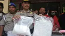 Kapolsek Senen Kompol Kasmono memegang narkotika jenis shabu saat merilis barang bukti di Polsek Senen, Jakarta, Senin (6/4/2015). Polisi berhasil mengamankan 2 kg shabu dari warga kenegaraan Iran, Hajinasiri Mohsen Aliasgharr. (Liputan6.com/Johan Tallo)