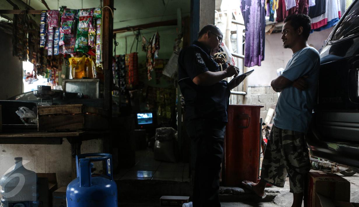 Petugas saat  memeriksa warga terkait tabung gas elpiji 12 kg di kawasan Kebon Jeruk, Jakarta, Kamis (30/7/2015). Kasus ini bermula dari laporan warga ketika mengembalikan tabung gas yang diduga berisi air ke penjual. (Liputan6.com/Faizal Fanani)