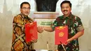 Dirut Bank BRI Suprajarto berjabat tangan dengan Panglima TNI Marsekal Hadi Tjahjanto usai MoU di Mabes TNI Cilangkap, Jakarta, Senin (4/3). BRI akan memfasilitasi penyediaan dan penggunaan jasa layanan perbankan anggota TNI. (Liputan6.com/Pool/Humas BRI)