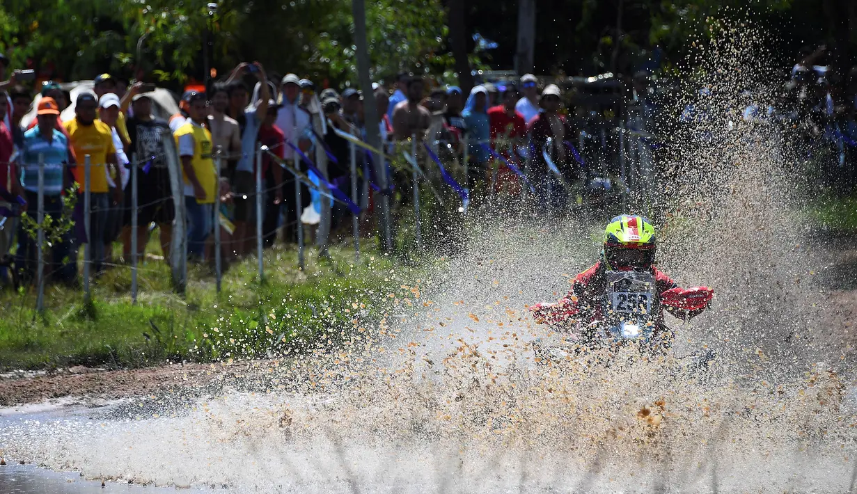 Pereli Argentina, Daniel Domaszewski berusaha menaklukkan tantangan saat tampil di Reli Dakar 2017 etape 1 antara Asuncion dan Resistencia, Argentina, Senin (2/1). Jarak tempuh Asuncion dan Resistencia sejauh 454 km. (AFP PHOTO / FRANCK FIFE)