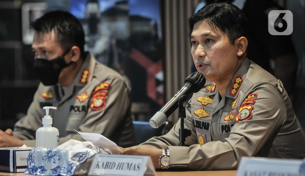 Kabid Humas Polda Metro Jaya Kombes Pol Endra Zulpan memberikan keterangan saat rilis kasus mutilasi Bekasi di Jakarta, Minggu (28/11/2021). Dalam kasus mutilasi dengan korban seorang driver ojol berinisial RS (28) tersebut, polisi berhasil meringkus dua tersangka. (merdeka.com/Iqbal S Nugroho)