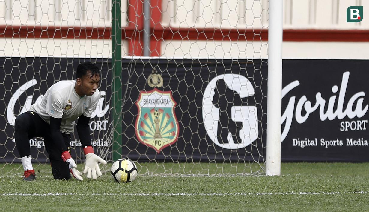 Kiper Bhayangkara FC, Awan Setho, menangkap bola saat latihan di Stadion PTIK, Jakarta, Minggu (2/12). Latihan ini persiapan jelang laga Liga 1 melawan PSM Makassar. (Bola.com/Yoppy Renato)