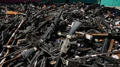 Senjata yang secara sukarela diserahkan kepada polisi atau disita, ditumpuk sebelum dilebur di Santiago, Chile, Kamis (11/11/2021). Lebih dari 13.600 senjata ilegal dihancurkan, menurut komisi nasional yang mengatur senjata. (AP Photo/Esteban Felix)