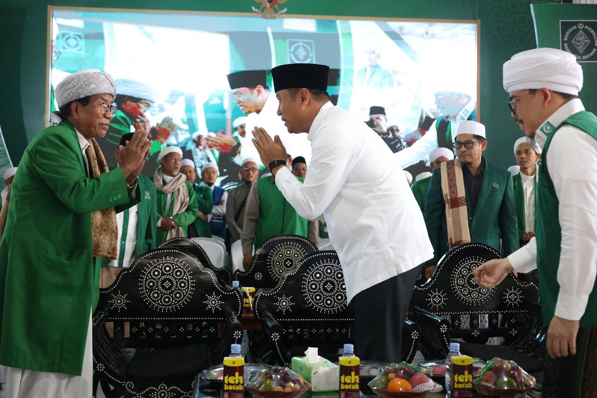 Wamentan Sudaryono dalam Muqaddimah Hultah Madrasah NWDI Ke- 91 dan Hultah Barisan Hizbullah NW Ke-25 di Pondok Pesantren Syaikh Zainuddin Nahdlatul Wathan Anjani, Suralaga, Kabupaten Lombok Timur