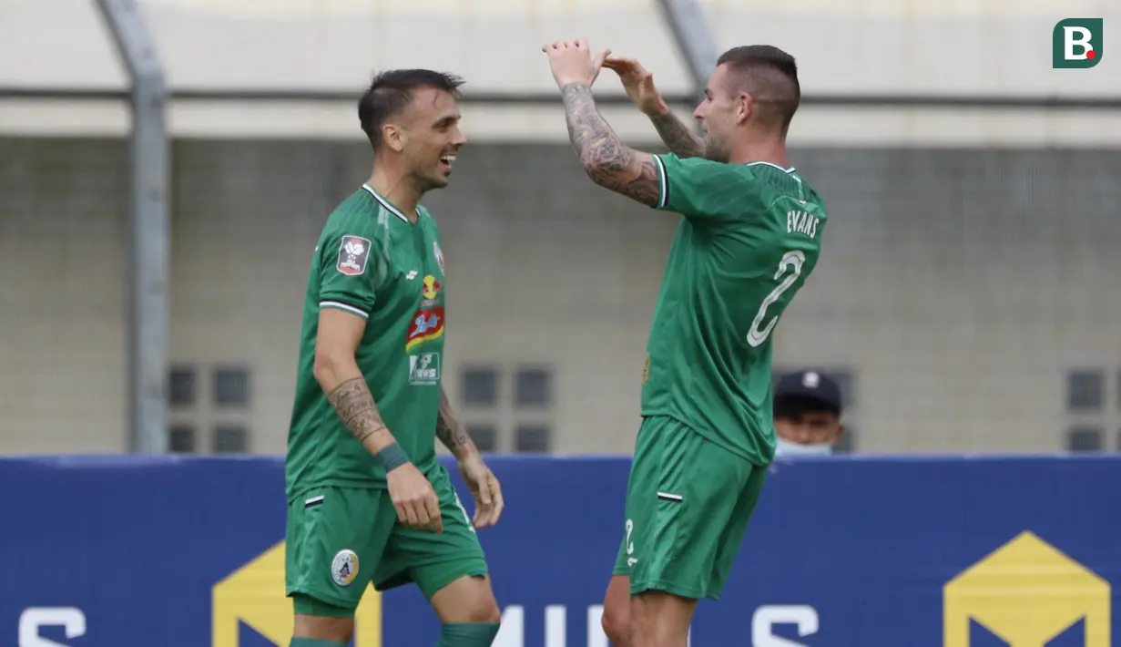 Bek PS Sleman, Aaron Michael Evans (kanan) memberikan selamat kepada striker Velez Nicolas Leandro usai menjebol gawang Persik Kediri dalam laga matchday ke-3 Grup C Piala Menpora 2021 di Stadion Si Jalak Harupat, Bandung, Kamis (1/4/2021). (Bola.com/Ikhwan Yanuar)