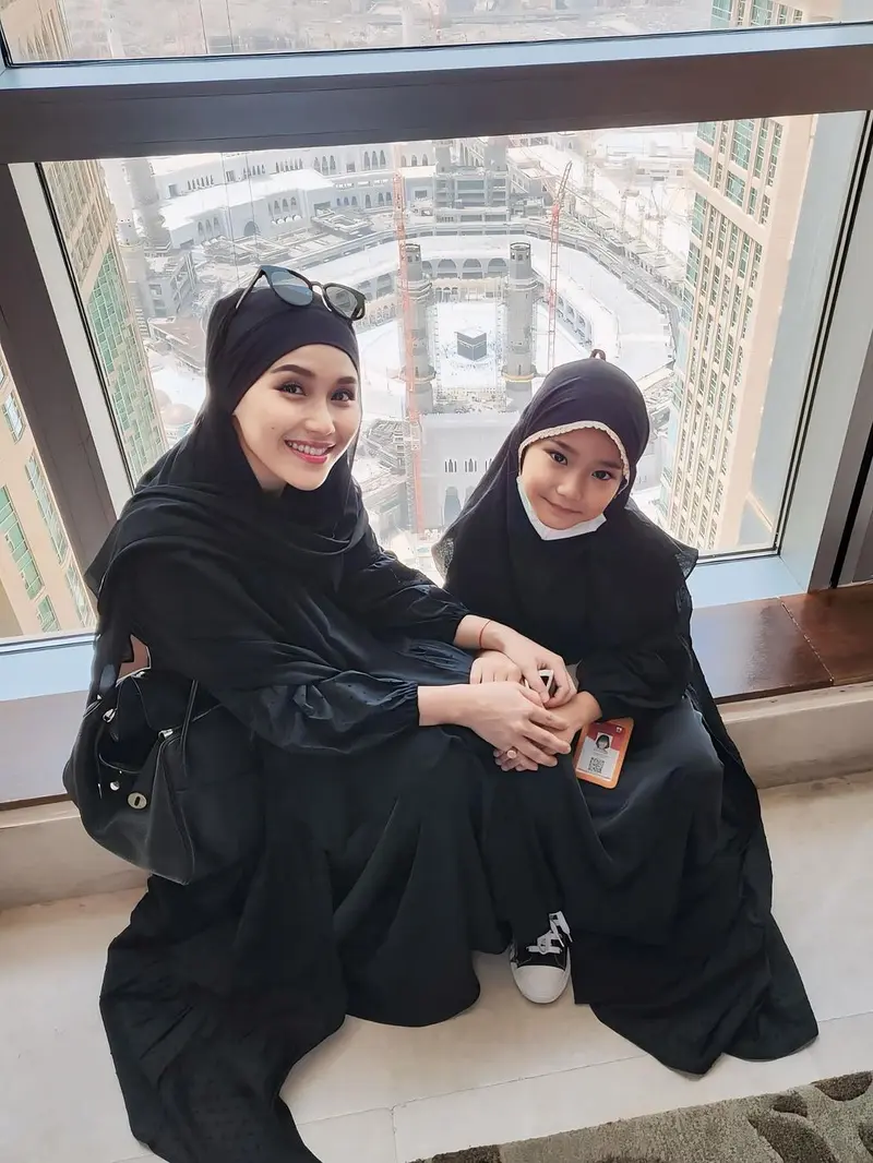 Rekomendasi Hijab Kombinasi Model dan Warna Baju ala Ayu Ting Ting, Tampil Cantik dan Stylish
