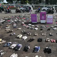 The Body Shop Indonesia mendorong pengesahan RUU PKS dengan memajang 500 lebih pasang sepatu di depan gedung DPR RI (Foto: The Body Shop Indonesia)