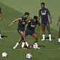 (Dari kiri) Pemain Real Madrid #41 Marvel, #11 Rodrygo, #5 Jude Bellingham, #07 Vinicius Junior dan #18 Aurelien Tchouameni menghadiri sesi latihan di kompleks pelatihan Real Madrid City di Valdebebas, pinggiran Madrid, 24 Agustus 2023. (JAVIER SORIANO / AFP)