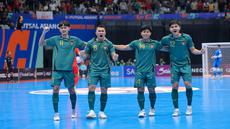 Para pemain Timnas Futsal Indonesia merayakan gol ketiga timnya ke gawang Vietnam dalam laga perempat final Piala Asia Futsal 2026 di Indonesia Arena, Senayan, Jakarta, Selasa (03/02/2026). (Bola.com/Bagaskara Lazuardi)