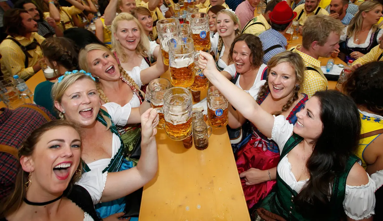 Sejumlah wanita Oktoberfest bersulang dengan segelas bir saat  pembukaan festival minum bir tahunan yang ke-183 di Munich, Jerman, Sabtu (17/9). (REUTERS/Michaela Rehle)