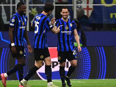 Gelandang Inter Milan, Hakan Calhanoglu (kanan) melakukan selebrasi setelah mencetak gol kedua timnya saat pertandingan leg kedua 16 besar Liga Champions 2024/2025 melawan Feyenoord Rotterdam di Stadion Giuseppe Meazza, pada 11 Maret 2025 waktu setempat atau Rabu (12/3/2025) dini hari WIB. (PIERO CRUCIATTI/AFP)