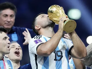 Ada pemandangan menarik saat Argentina berpesta merayakan gelar juara Piala Dunia 2022. (AP Photo/Martin Meissner)