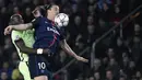 Striker PSG, Zlatan Ibrahimovic, mengontrol bola pada perempat final leg pertama Liga Champions melawan Manchester City di Stadion Parc des Princes, Prancis, Kamis (7/4/2016) dini hari WIB. Kedua tim bermain imbang 2-2. (AFP/Martin Bureau)