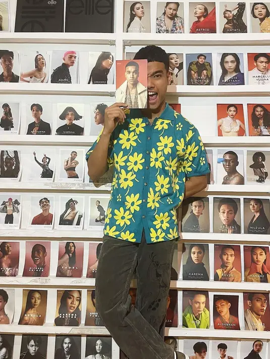 Bahkan dalam kesehariannya, pria 22 tahun itu juga tak jarang mengenakan pakaian dengan warna dan motif yang nyentrik. Seperti motif bunga kuning yang dikenakannya saat berada di foto galerry. (Liputan6.com/IG/@fadlyfsl_).