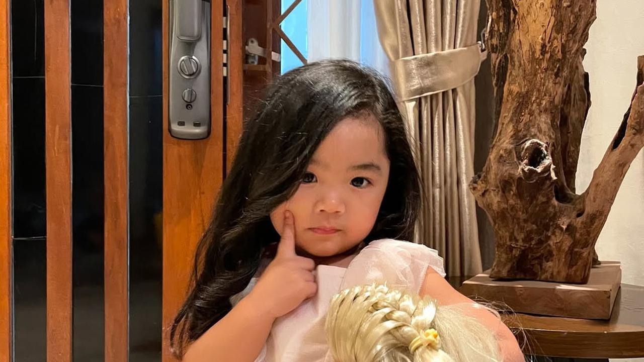 Lucunya Xarena Anak Siti Badriah dengan Rambut Lurus, bak Barbie Hidup